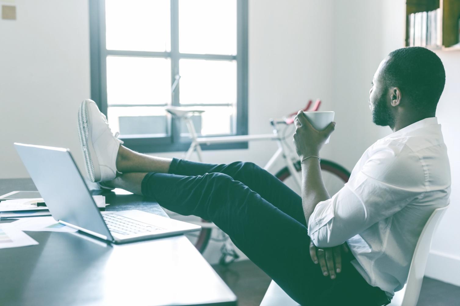Mentor prowadzi dyskusję z grupą uczestników seminarium